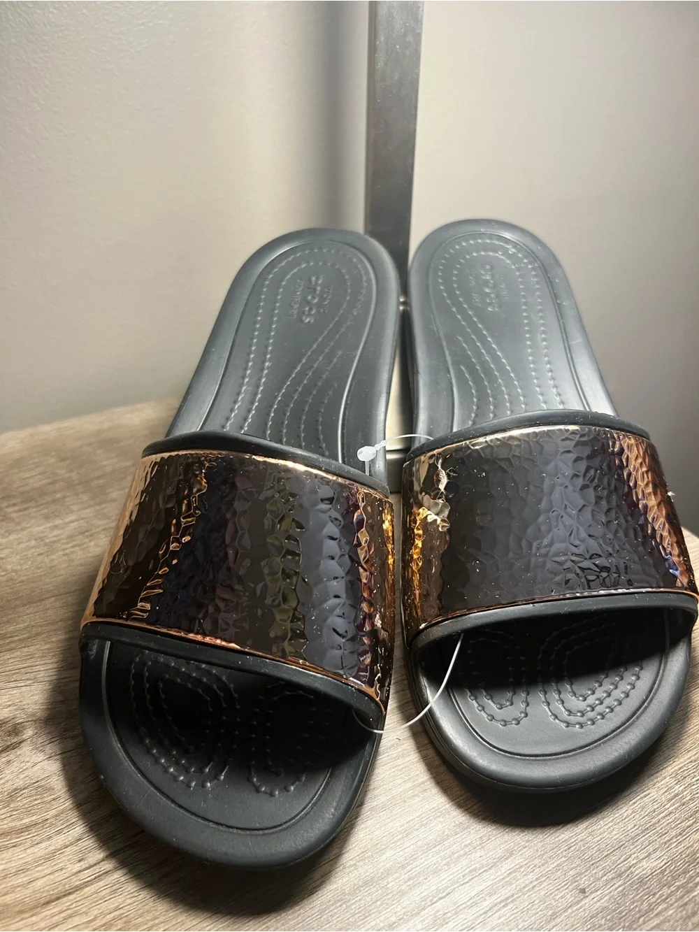 CROCS Kids Metallic Rose Gold and Black Slide Sandals stock (13)